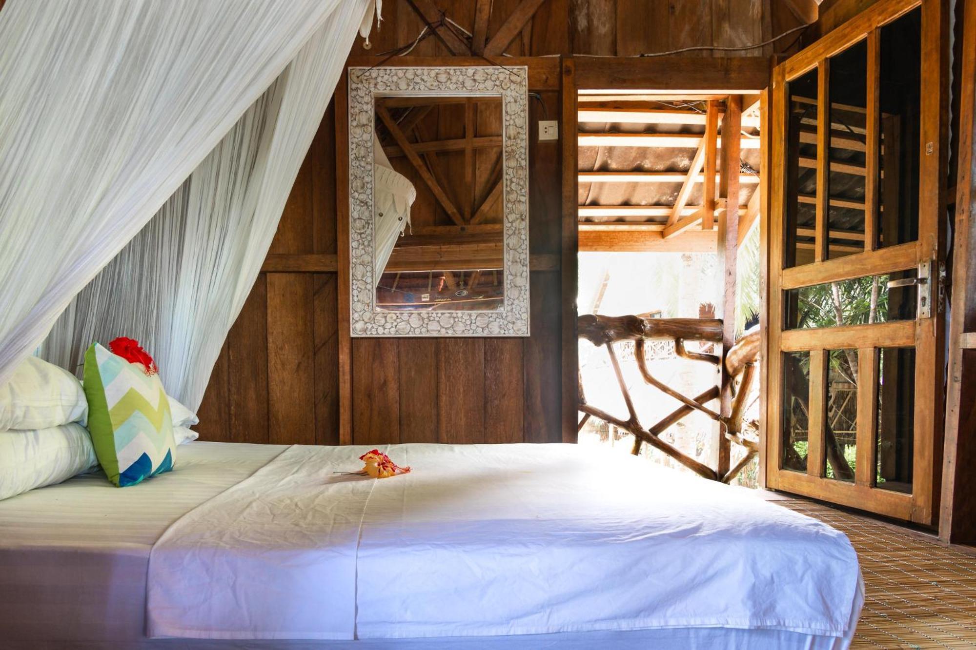 Mentawai Surf Camp Hotel Muarasiberut Екстериор снимка